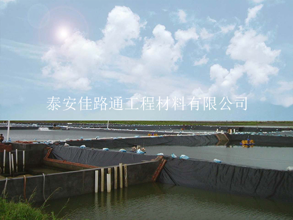 防滲膜廠家介紹規(guī)劃施工讓魚塘防滲膜省錢省時