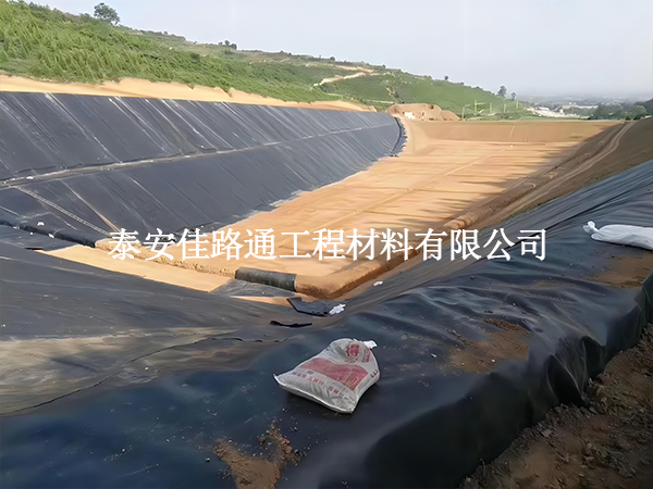 單糙面蓄水池防滲膜的鋪設(shè)施工有哪些注意事項(xiàng)? 單糙面蓄水池防滲膜的鋪設(shè)施工有哪些注意事項(xiàng)?