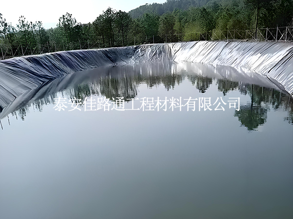 是怎樣的原因造成魚塘防滲膜的防滲效果下降？