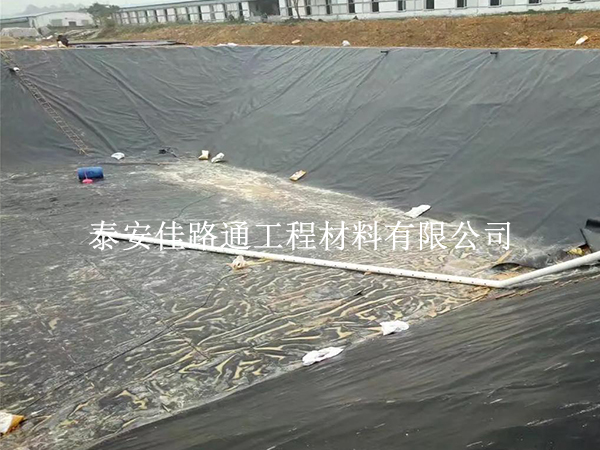 處理蓄水池防滲膜熱膨脹問題的方式方法 處理蓄水池防滲膜熱膨脹問題的方式方法