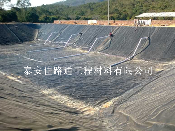 養殖防滲膜鋪設:如何精準確定焊接方向 養殖防滲膜鋪設:如何精準確定焊接方向