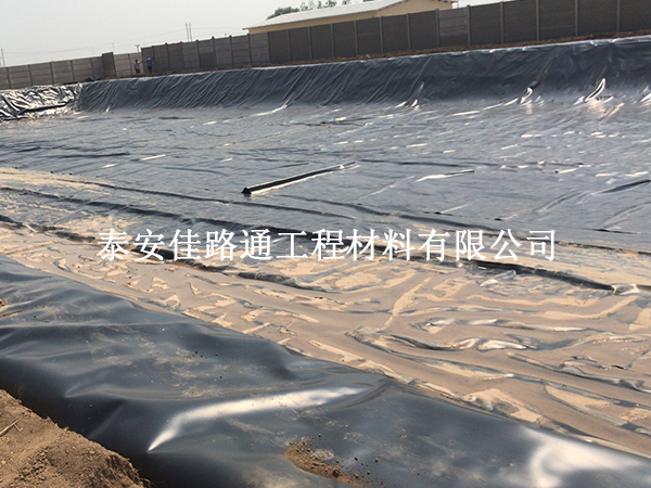 蓄水池鋪設防滲膜與坡面防滑技巧:打造穩固高效的儲水設施 蓄水池鋪設防滲膜與坡面防滑技巧:打造穩固高效的儲水設施