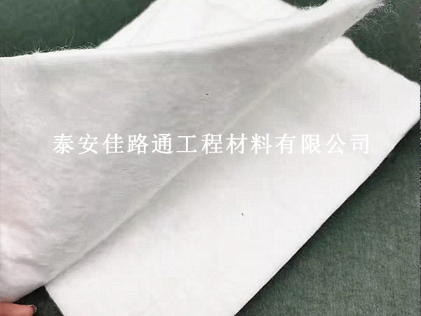 滌綸土工布在路面保濕施工中的創新技巧 滌綸土工布在路面保濕施工中的創新技巧