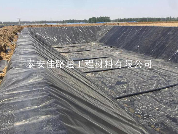 養殖防滲膜使用強度保障技巧:打造堅固耐用的養殖環境 養殖防滲膜使用強度保障技巧:打造堅固耐用的養殖環境
