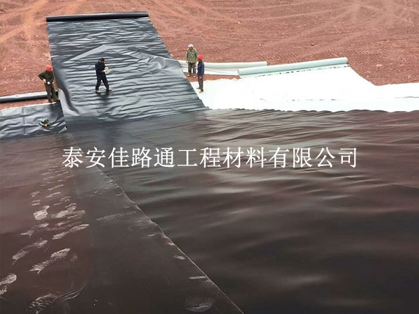 養殖防滲膜鋪設不平整?5 個實操技巧教你鋪出 “鏡面效果” 養殖防滲膜鋪設不平整?5 個實操技巧教你鋪出 “鏡面效果”